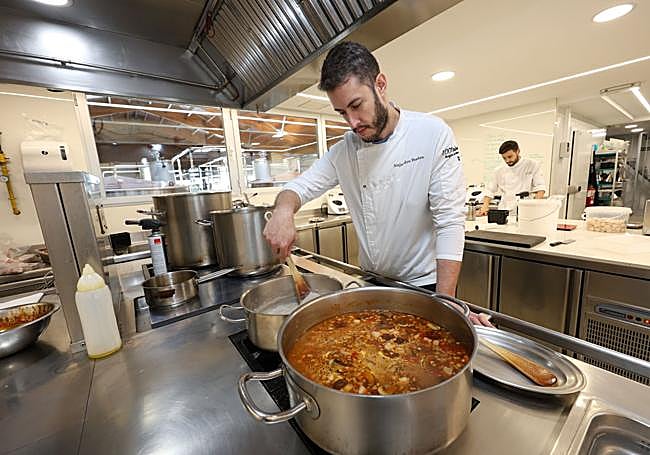El chef Alejandro Ibáñez, en la cocina de Barahonda.